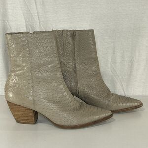 Matisse Caty croc embossed ankle boots ivory Women’s size 7.5 Side zip Brazil